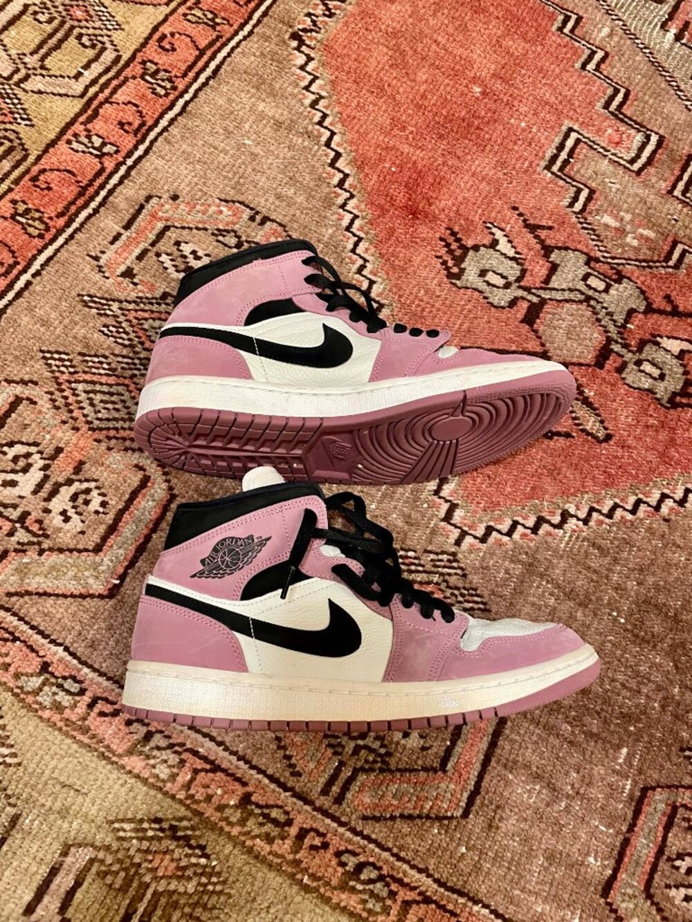 Authentic Womens Air Jordan 1 Mid SE in Mulberry size 8.5